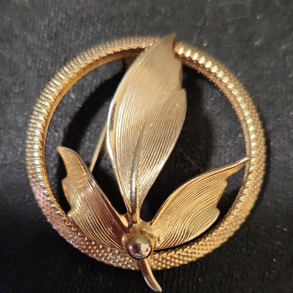 Vintage Gold Leaf Circle Brooch